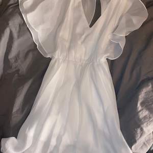 Säljer denna fina vita klänning med lite öppen rygg som ja köpt på bubbelroom minns inte märket då jag köpte den förra sommaren men de står make way i den. Säljer pågrund av att jag inte kommer få användning av den storlek xs men passar nog en s med👍🏻✨