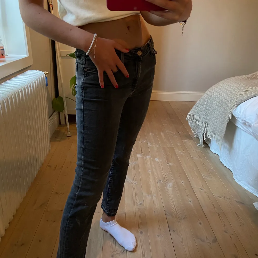 Snygga basic jeans med slitning där nere från Mango i storlek 36. Dom är blandning mellan low och mig waist.🧡🧡. Jeans & Byxor.