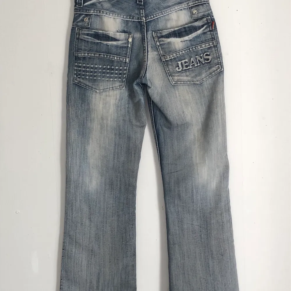 Fina low waisted jeans hyfsat bra skick, det ändå är en liten färg fläck som ni ser på bild 3. Jeansen passar nån som är mellan 1,55 till 1,65. . Jeans & Byxor.