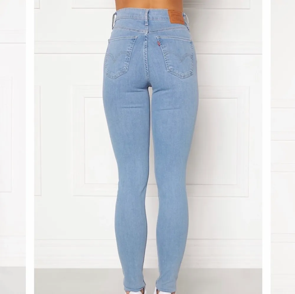 Säljer mina Levis jeans då dom inte kommer till andvändning🥰 . Jeans & Byxor.