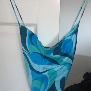 Klänning från Zara - Jätte fin mönstrad mini dress från Zara, storlek M endast använd en gång 💕 kort och fin passform. 359 kronor ny, säljer den för 250 kr exklusive frakt