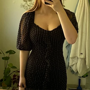 Klänning ifrån zara  - Klänning ifrån zara i storlek M. Säljer då jag har så många svarta klänningar och inte använder denna så mycket. Använd 2 gånger 