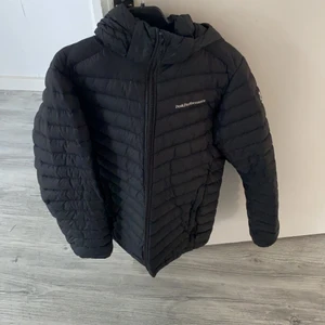 Peak performance dunjacka  - Säljer nu min dunjacka från peak performance i storlek 160, väldigt fräch och fin,