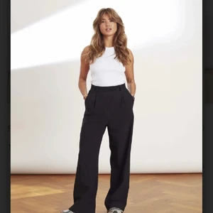 Djerf Avenue favorite pants black - Intressekoll på dessa! Super bra skick och otrolig kvalité, funderar på att sälja då jag vill köpa nya i den längre modellen då jag tycker dessa är lite korta på mig som är 170cm!❤️ Nya kostar 1500kr men du sparar 600kr! Frakt står köparen för🤠