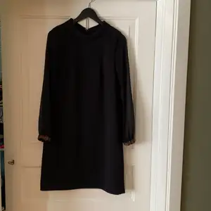 Så otroligt fin svart klänning från Esprit i storlek 36 med genomskinliga armar med detaljer längst ner ( se bild). Använd fåtal gånger men förtjänas verkligen att användas!! 