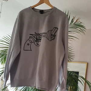 Slut såld unisex tröja  - Säljer min söt och unisex slutsåld sweatshirt som är I mycket bra skick och användade 2 gånger. Tröjan matcherar med allt och passar XS_L  beror på hur man vill ha på sig. Finns fler bilder och bud I kommenterna 