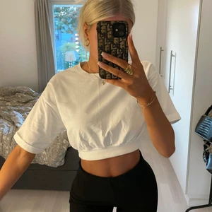 Tröja - Croppad t-shirt från Ginatricot med en mudd i midjan som formar superfint! Knappt använd. Kan mötas upp i Jönköping eller Vaggeryd annars tillkommer fraktkostnad🤍