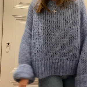 Blå stickad tröja - Jätte fin stickad tröja från Otter stories! Obs sista bilden är lånad🥰