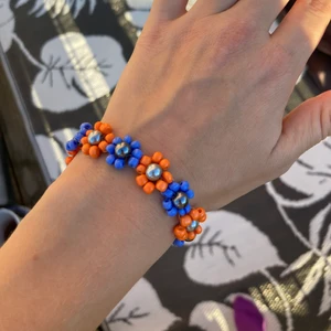 Armband - 🧚🏼‍♀️🦋 Ett otroligt vackert och unikt egengjort armband med blommor. Går att beställa custommade. Dma vid frågor. Frakt 12kr.🧚🏼‍♀️🦋 KOLLA IN PROFIL FÖR INSPIRATION ELLER SMYCKEN😊