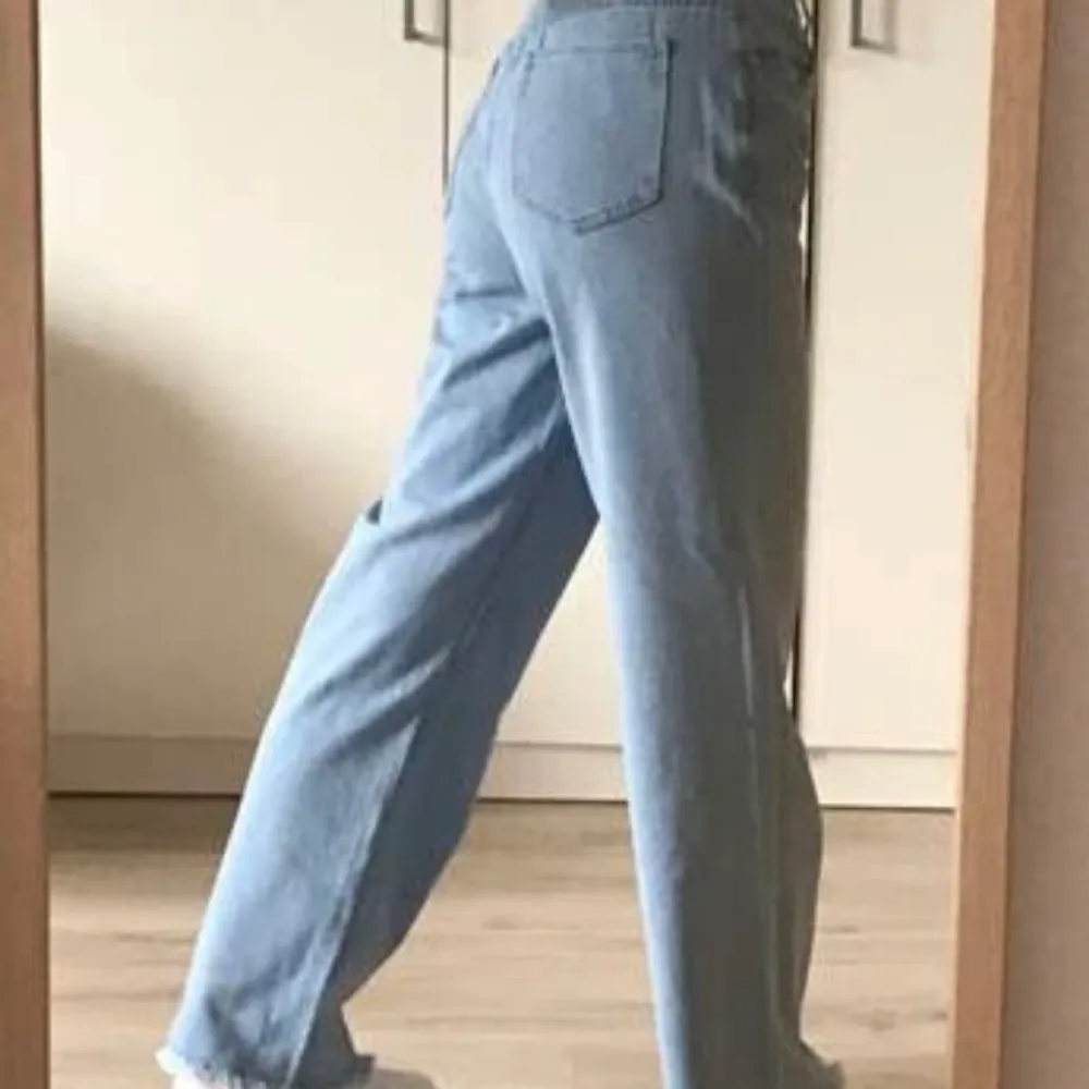 jätte fina ljusblå jeans, säljs för har 3 lika dana😄😄 jätte bra skick så gott som ny skick!!. Jeans & Byxor.