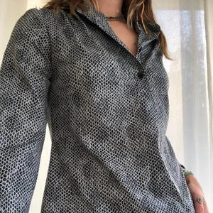 Snakeprint topp - En snygg snakeprinttopp med krage. Den är i lite elastiskt material och fint skick:)