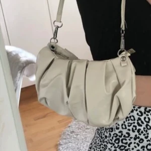 super söt väska  - jätte fin väska, men kommer inte till användning. använd max 2 gånger, så inpricip nyskick!! perfekt i storlek, inga innerfack men fungerar ändå super⚡️ pris går att diskutera 