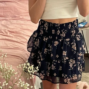 Kjol - Söt mörkblå blommig kjol med volanger från vero moda 💕