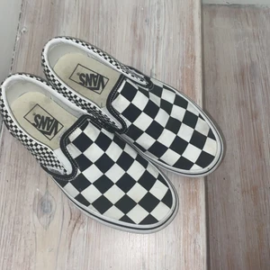 Skor  - Säljer nu dessa skor från Vans, använda 2 gånger o säljer nu då jag växt ur dom