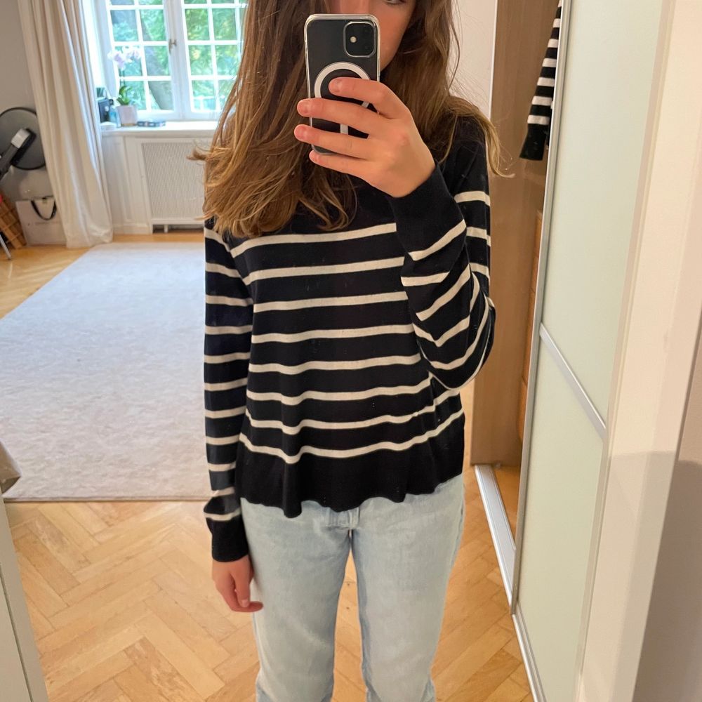 Slutsåld tröja från zara som bara är använd ett fåtal gånger 💗. Tröjor & Koftor.