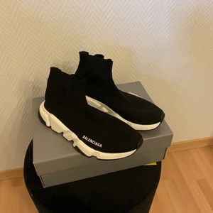Balenciaga - Nyskick balenciaga storlek 40 (ny pris 6000kr) kvitto och kartong finns.
