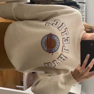 Beige hoodie/tröja - Säljer en beige hoodie från Gina Tricot! Den är i väldigt bra skick! Säljer pga aldrig använder/tappat intresse. Storlek XS, men skulle absolut passa en S! Köparen står för frakt! Säljer för 150 kr inkl frakt