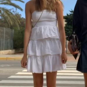 Volang klänning  - Finaste klänningen med volang. Köpt second hand och går inte att få tag på! Storlek 34 men passar också 36 som jag på bilden