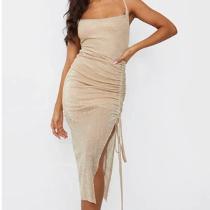 snygg klänning från PLT, st 34 - Säljer en jättefin klänning från Pretty little things UK. Helt oanvänd, i st 6, ungefär en 34. 