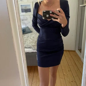 Blå klänning - Säljer denna klänning som aldrig kom till användning. Helt ny aldrig använt köpt på Asos. 