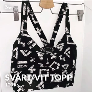 Svart topp - Super skön och stretchig. Andvänd 2 gånger. Hör av er för fler bilder eller info💞