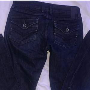 Skit snygga raka low waisted jeans från vero Moda som jag köpte här på Plick för några månader sen men säljer nu för de aldrig kommit till användning😁 