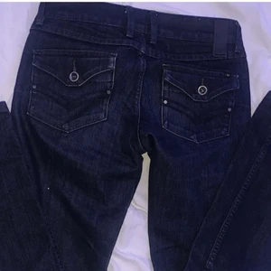 Low waisted jeans - Skit snygga raka low waisted jeans från vero Moda som jag köpte här på Plick för några månader sen men säljer nu för de aldrig kommit till användning😁 
