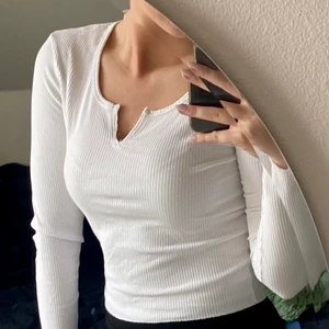 Långärmad tröja - Säljer denna vita långärmade tröja ifrån ginatricot i storlek M. Skulle säga att den passar en S/M. 💓 frakt tillkommer