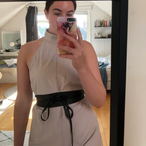 Cheap Monday klänning - Grå/beige klänning från Cheap Monday. Jättefint skick. Storlek M på lapp, men skulle säga att den passar både S och M. Har burit den med ett coolt skärm i midjan.