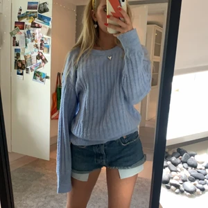 Tjocktröja - Tjocktröja från bil bok, fint skick. Jag står inte för frakten🖤