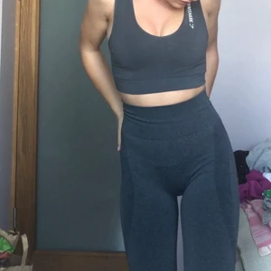 Träningsset - Settet hör egentligen inte ihop, men funkar fint ihop! Toppen är från gymshark och byxorna vet jag tyvärr inte märket på❤️ Knappt använda alls och superfint skick! 220 kr per del, 400 kr för hela settet BYXORNA SÅLDA