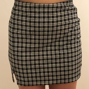 Rutig kjol, S - Säljer den här kjolen som tyvärr aldrig har kommit till användning!!🖤🤍