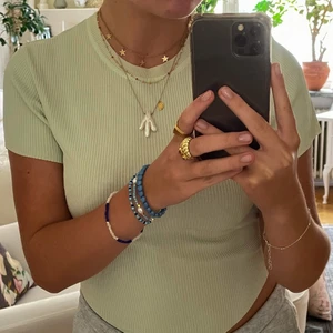 Zara tshirt - En ribbad superskön tshirt i ljusgrön från zara. Aldrig använd!! (Känsligt material o lite lite uppriven söm under ena armen men inget som syns när man har den på sig.)