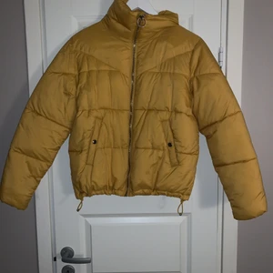 Gul jacka  - Gul jacka köpt på Ullared i storlek m knappt använd 