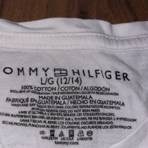 En vit T-shirts från Tommy hilfiger - En vit T-shirts från Tommy hilfiger