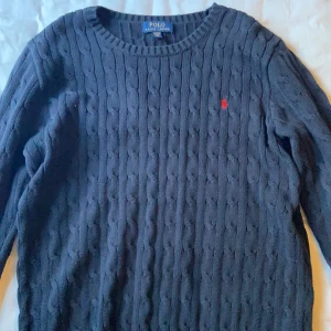 Stickad polotröja  - Stickad Ralph Lauren polotröja i storlek S, knappast använd, pris kan diskuteras 