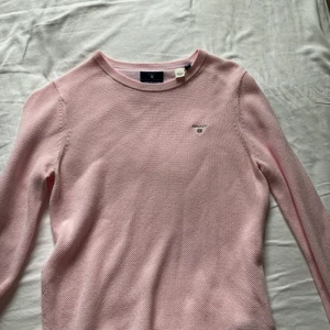 Rosa tröja Gant - Säljer denna söta rosa tröja från Gant , knappt använd. Storlek S 💓