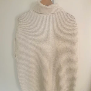 Stickad väst polo  - Helt ny aldrig använd 
