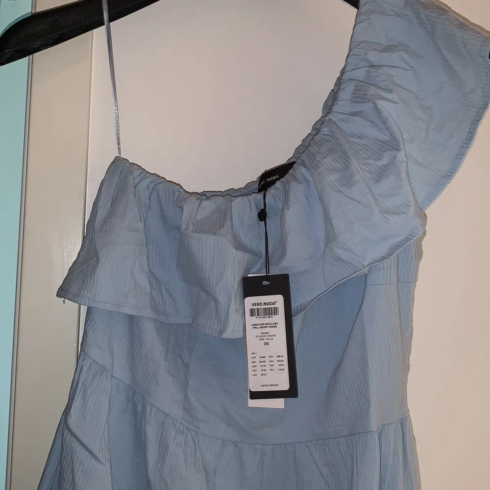 Jättefin ljusblå klänning i strl xs, helt ny aldrig använd med prislapp på🙌😍. Klänningar.