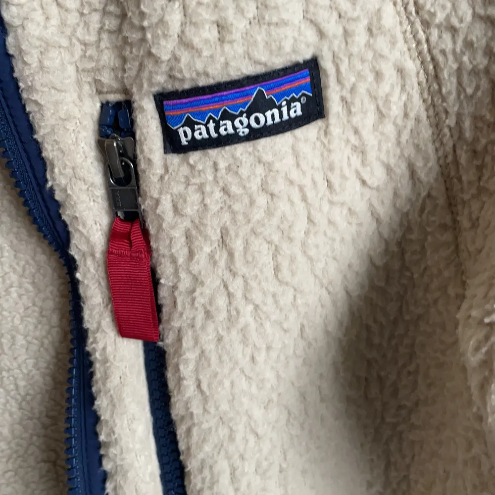 Superskön och varm patagonia fleece i storlek S, (Herrstorlek men passar även perfekt på mig som vanligtvis inte köper herrmodeller). Köpt på Naturkompaniet för 1 år sedan. . Jackor.