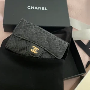 Chanel classic card holder - Jag tänkte sälja min Chanel classic card holder grained calfskin med gold tone metal som är köpt mars 2021. Kvitto, dustbag och kartong medföljer. Vid fler frågor/bilder skriv gärna. 