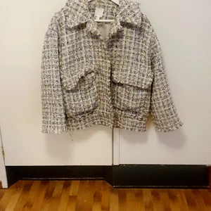Fin jacka  - Knappt använd jacka från H&M. Köpt i våras.