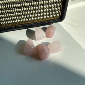 Kristaller  - Säljer dessa och några fler på min hemsida som finns i bion på min Instagram men även på https://nellysjewelery.storedo.com 💗