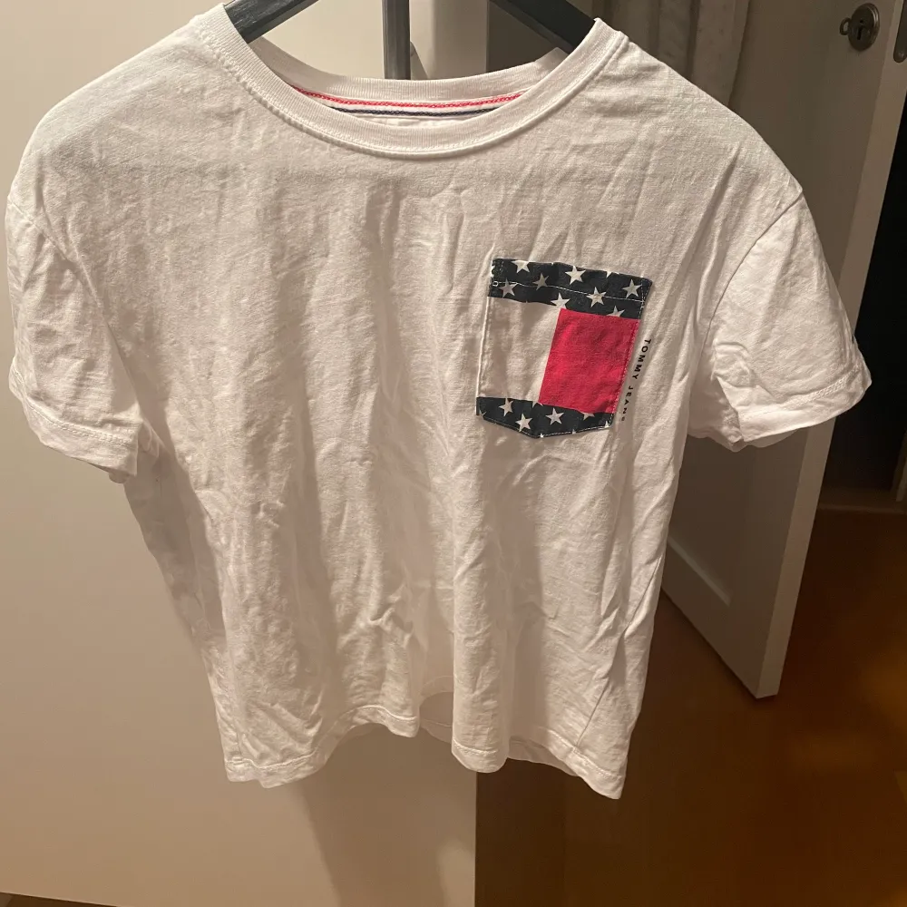 En Tommy jeans T-shirt i fint skick, knappt använd . T-shirts.