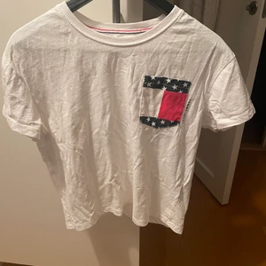 Tommy T-shirt  - En Tommy jeans T-shirt i fint skick, knappt använd 