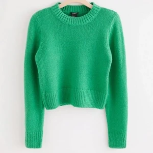 Grön stickad tröja  - Säljer den slutsålda populära stickade från lindex💚💚. Storleken är XL men väldigt liten i storlek (bild 2) så skulle säga att den motsvarar M. Tjockt och mysigt material. Buda eller köp direkt för 500kr 