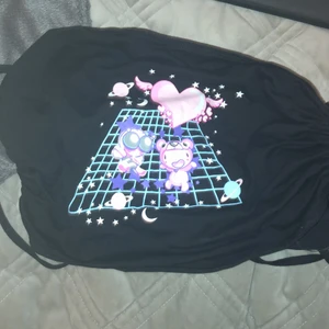 söt y2k topp med snörning - säljer pga använder inte, frakt 45 kr 💕 en m men passade bra på mig som är en xs/s, snörningen kan ändra storleken till hur du vill ha den💕