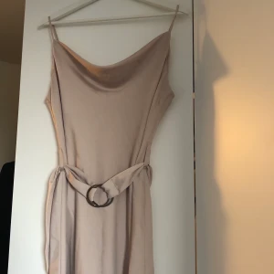 Klänning silke - Klänning, aldrig använd, petite kollektion storlek L men skulle säga är mer som en M 