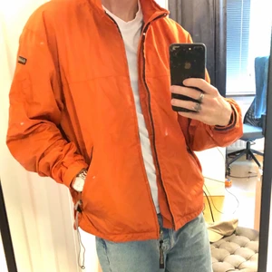 Vintage Napapijri jacka + broderbar loga - Vintage allvädersjacka som passar dig oavsett om du ska ut i naturen eller bara vill ha en sick jacka till outiften i höst 🔥       - ingår en norgeflagga som är en av märkets logotyp som går att sy på om man önskar det 🇳🇴 Då det är vintage så är plagget lätt använt, dock inga hål eller missfärgningar, tveka inte att DM:a för mer info eller bilder. Storlek M (herr) - frakt ingår i priset