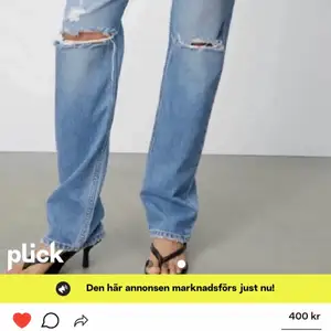 Intressekoll på dessa jeans ifrån zara storlek 36, om intresse finns buda i kommentarerna från 200kr+frakt✨✨🤍🤍 skriv t mig om någon har någon fråga!!!